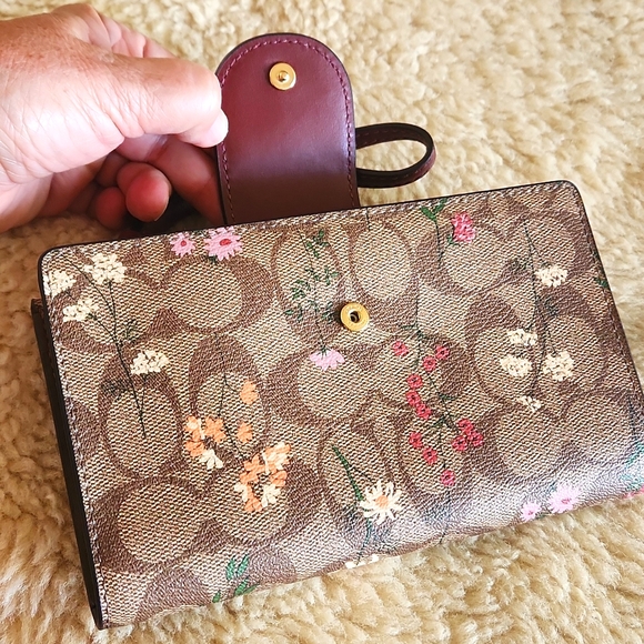 Beautiful Coach Signature Wildflower Snap Wallet/Wristlet πΈπ€π - Picture 8 of 16